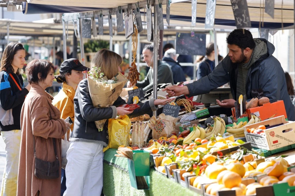Au marché d'Aligre à Paris, le paradoxe des fruits de saison