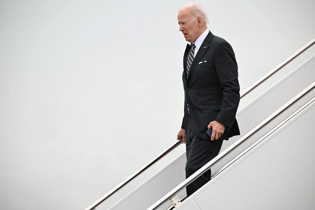 La chute de popularité de Biden franchit un cap