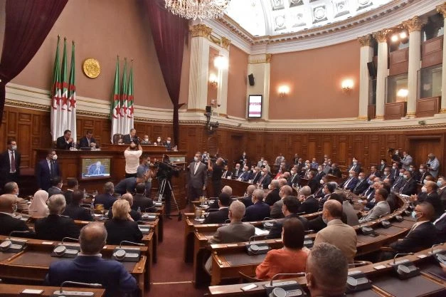 Algérie: un député ex-légionnaire en France déchu par le Parlement