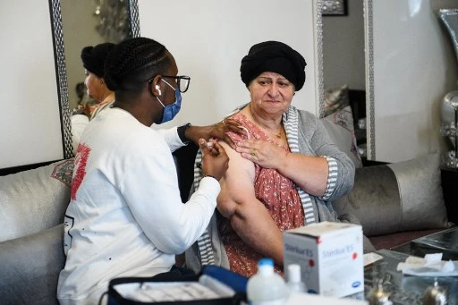 Covid-19: vers un nouveau rappel de vaccin à l'automne pour tous les plus fragiles