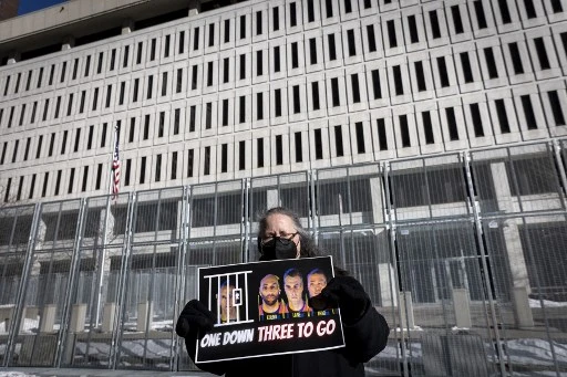 Un policier resté passif lors du meurtre de George Floyd plaide coupable