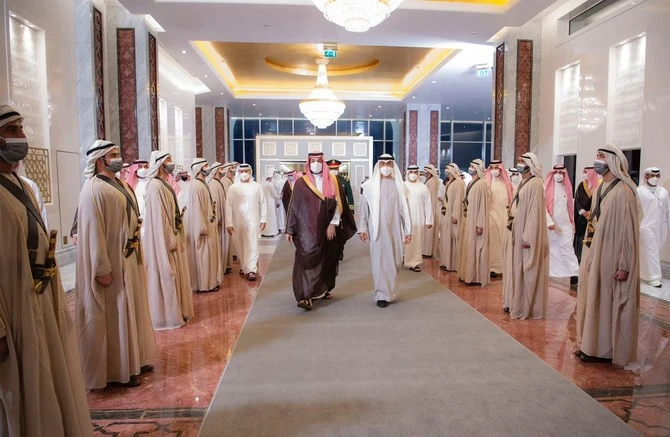 Le prince héritier saoudien, Mohammed ben Salmane, est reçu à l’aéroport par le président des Émirats arabes unis, cheikh Mohammed ben Zayed al-Nahyane. (SPA)