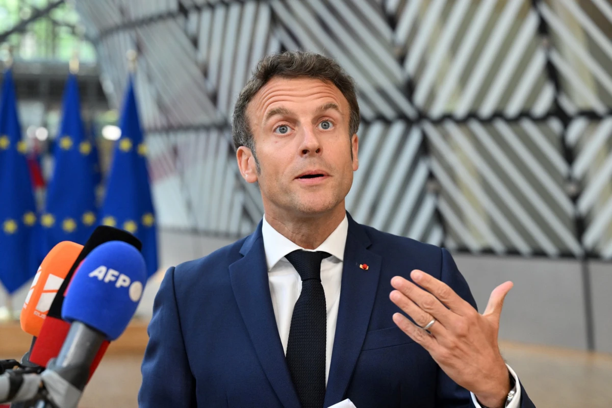 Macron au chevet des soins d'urgence dans un centre hospitalier à Cherbourg