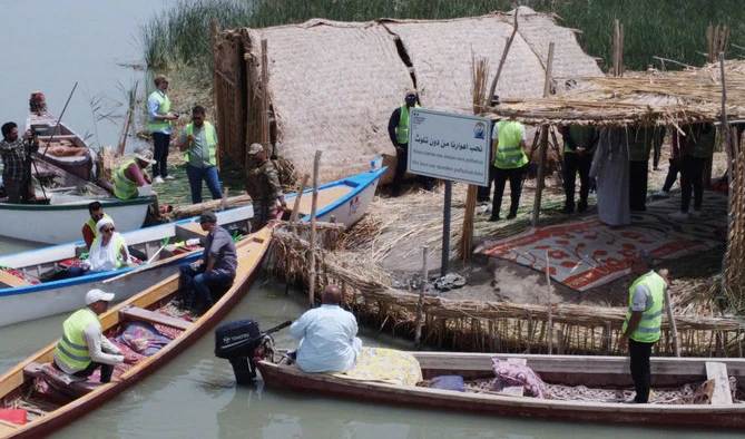 En Irak, un bateau pour ramasser les déchets sur des marais célèbres
