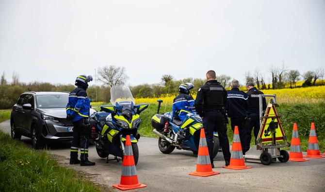 Des gendarmes français bloquent l'accès au site où un avion de tourisme s'est écrasé près de l'aéroport de Saint-Brieuc le 11 avril 2022. (Photo, AFP)