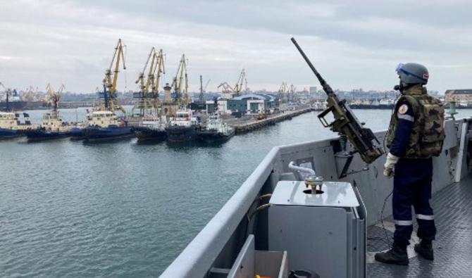 Les partenaires de l'OTAN mènent des manœuvres et des exercices dans la mer Baltique, le 20 décembre 2021. A quelques milles nautiques de là, un navire russe les observe sans intervenir, à bonne distance mais sans aucune discrétion. (Didier Lauras/AFP)