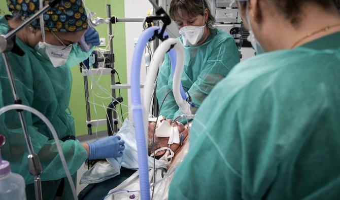 Un patient Covid-19 soigné au service de réanimation de l'hôpital Delafontaine AP-HP à Saint-Denis, en région parisienne, le 29 décembre 2021.(AFP)