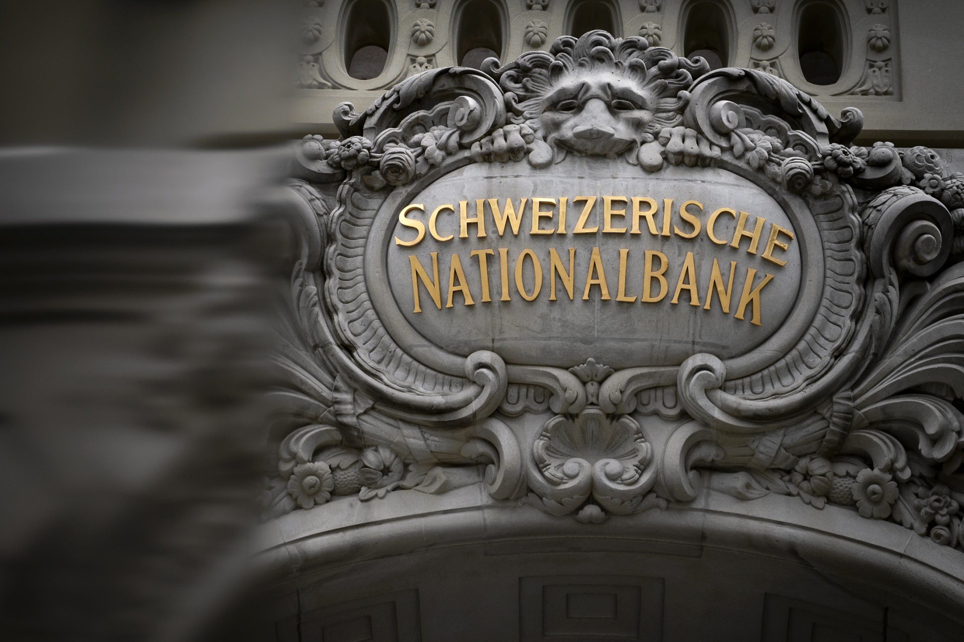 La banque centrale suisse crée la surprise en resserrant sa politique monétaire