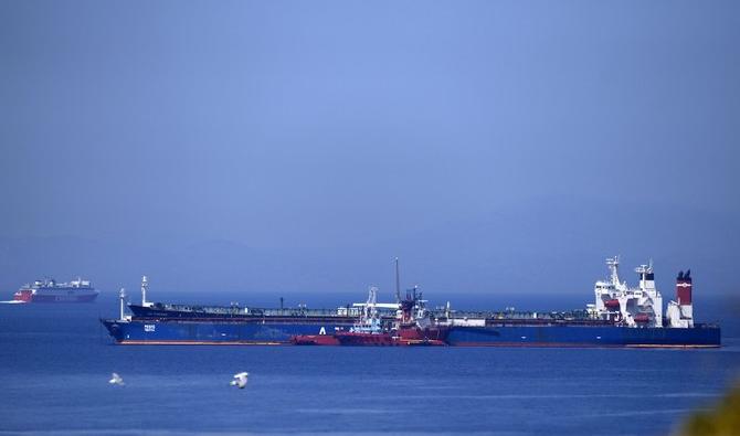 Le pétrolier Pegas est entouré d'autres navires au large du port de Karystos sur l'île d'Eubée, en Grèce, le 27 mai 2022. (Photo, AP)