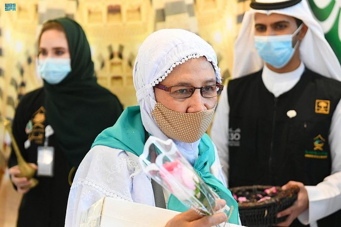 Les pèlerins indonésiens, arrivés à Médine en provenance d'Indonésie, ont reçu des fleurs, des dattes et des bouteilles d'eau de Zamzam à leur arrivée. (Twitter : @SPAregions)