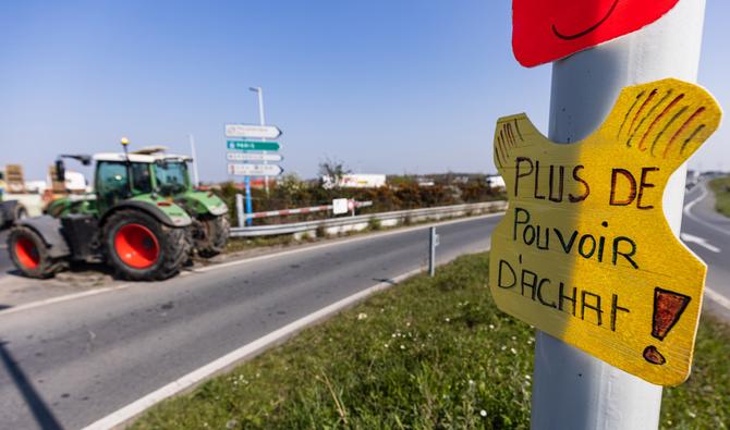 Une phrase indiquant "plus de pouvoir d'achat" sur une pancarte, au rond-point d'Ifs près de Caen, dans le nord-ouest de la France, le 24 mars 2022. (AFP).