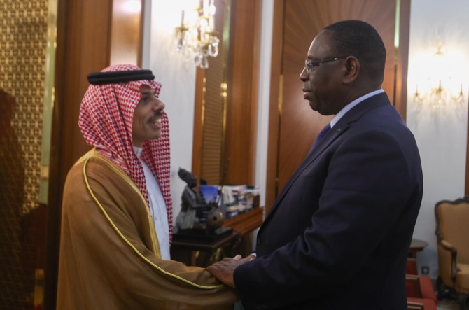Le ministre saoudien des Affaires étrangères rencontre le président sénégalais à Dakar