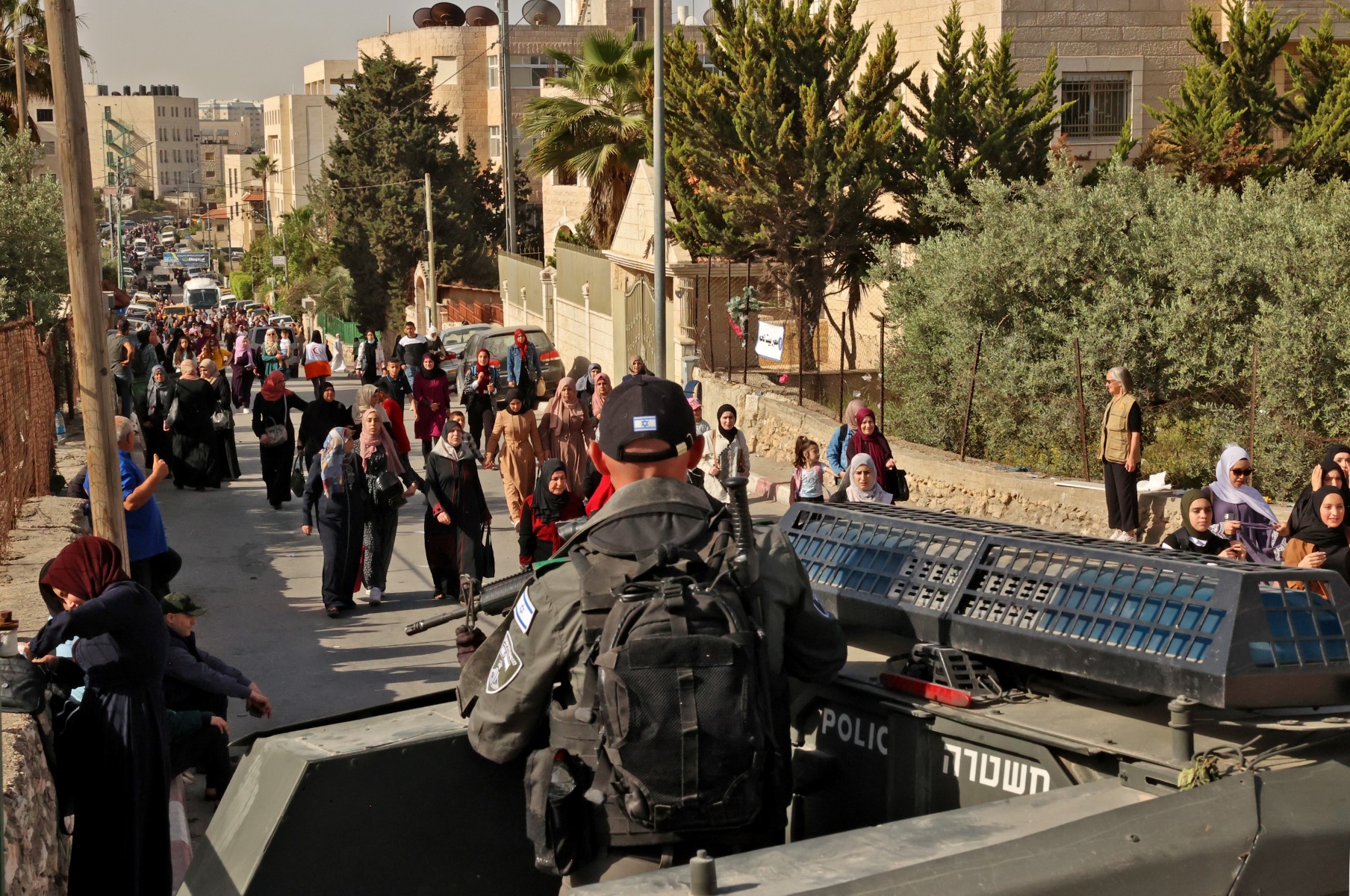 Les forces de sécurité israéliennes surveillent alors que les Palestiniens traversent un poste de contrôle pour rejoindre la ville de Jérusalem pour assister aux dernières prières du vendredi du Ramadan dans l'enceinte de la mosquée al-Aqsa, le 29 avril 2022 à Bethléem en Cisjordanie occupée. Photo d'illustration AFP.