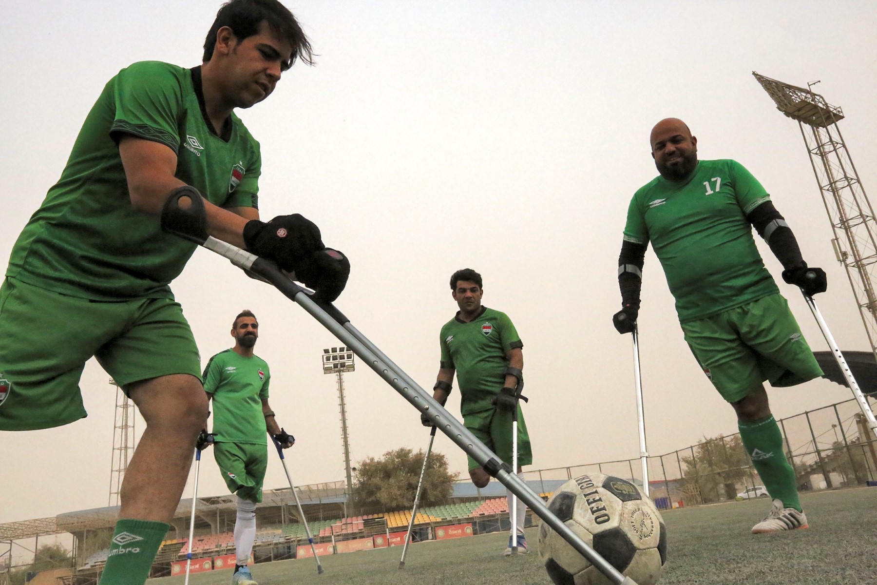 Meurtris par les conflits en Irak, des amputés montent leur équipe de football
