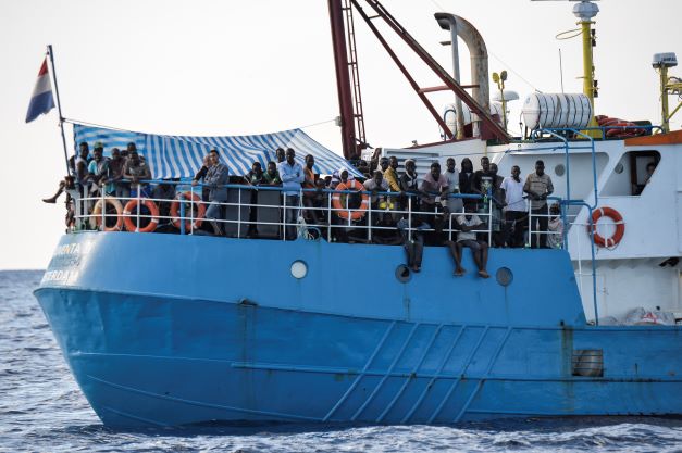 L'Italie autorise le débarquement de plus de 440 migrants après l'ultimatum d'une ONG