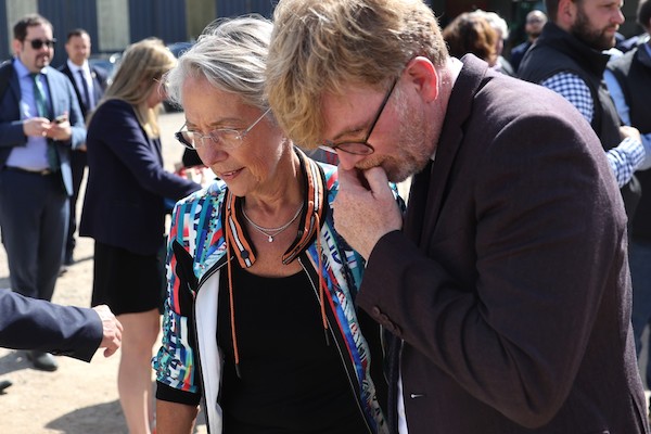 La Première ministre française Elisabeth Borne et le ministre français de l'Agriculture et de la Sécurité alimentaire Marc Fesneau (à droite) lors d'une visite dans des fermes touchées par la sécheresse à Sandillon, dans le centre de la France, le 26 mai 2022. (AFP)
