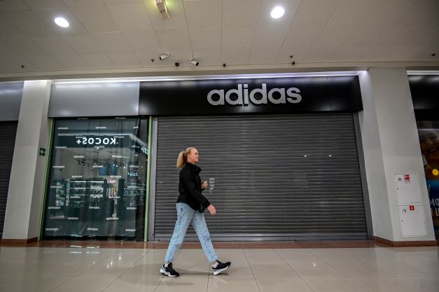 « Greenwashing»: l'ONG Zero Waste France porte plainte contre Adidas et New Balance