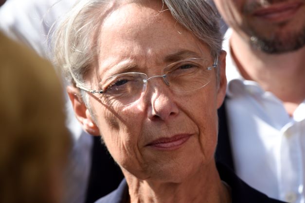 Élisabeth Borne invite une personne en situation de handicap à trouver du travail