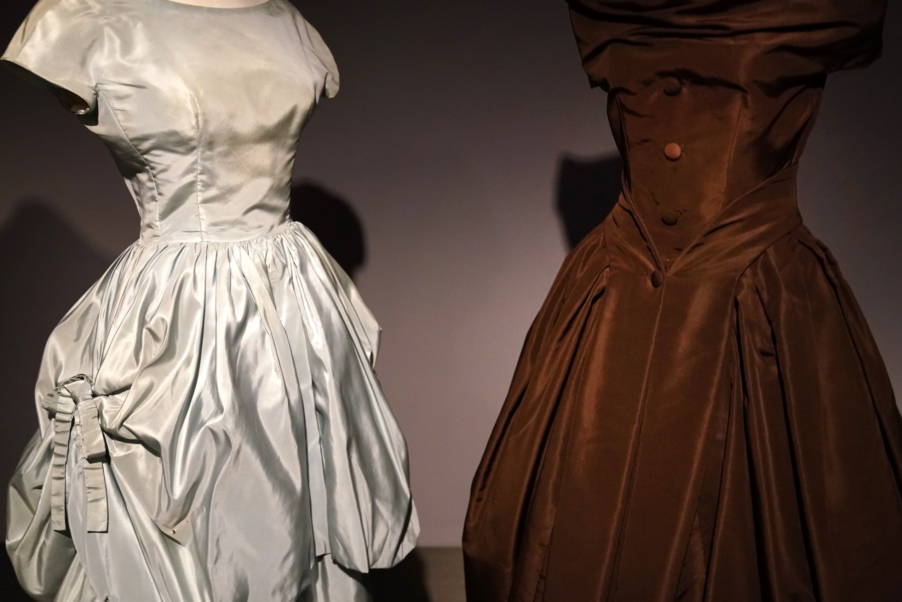 A New York, une exposition fait dialoguer Dior et Balenciaga