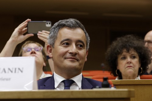 Le ministre français de l'Intérieur Gérald Darmanin siège avant le début de son audition, avec le ministre des Sports, devant les commissions des lois et de la culture du Sénat français sur le désordre au Stade de France lors de la finale de la Ligue des champions, le 1er juin 2022 à Paris (AFP)