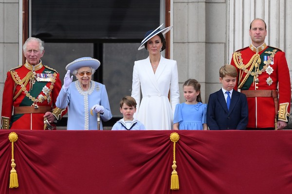 La reine Elizabeth II de Grande-Bretagne au balcon du palais de Buckingham à l’occasion de son jubilé, entourée, de gauche à droite, du prince Charles de Grande-Bretagne, du prince de Galles, du prince Louis de Cambridge, de Catherine de Grande-Bretagne, duchesse de Cambridge, de la princesse Charlotte de Cambridge, du prince George de Cambridge et du prince William, duc de Cambridge (AFP)