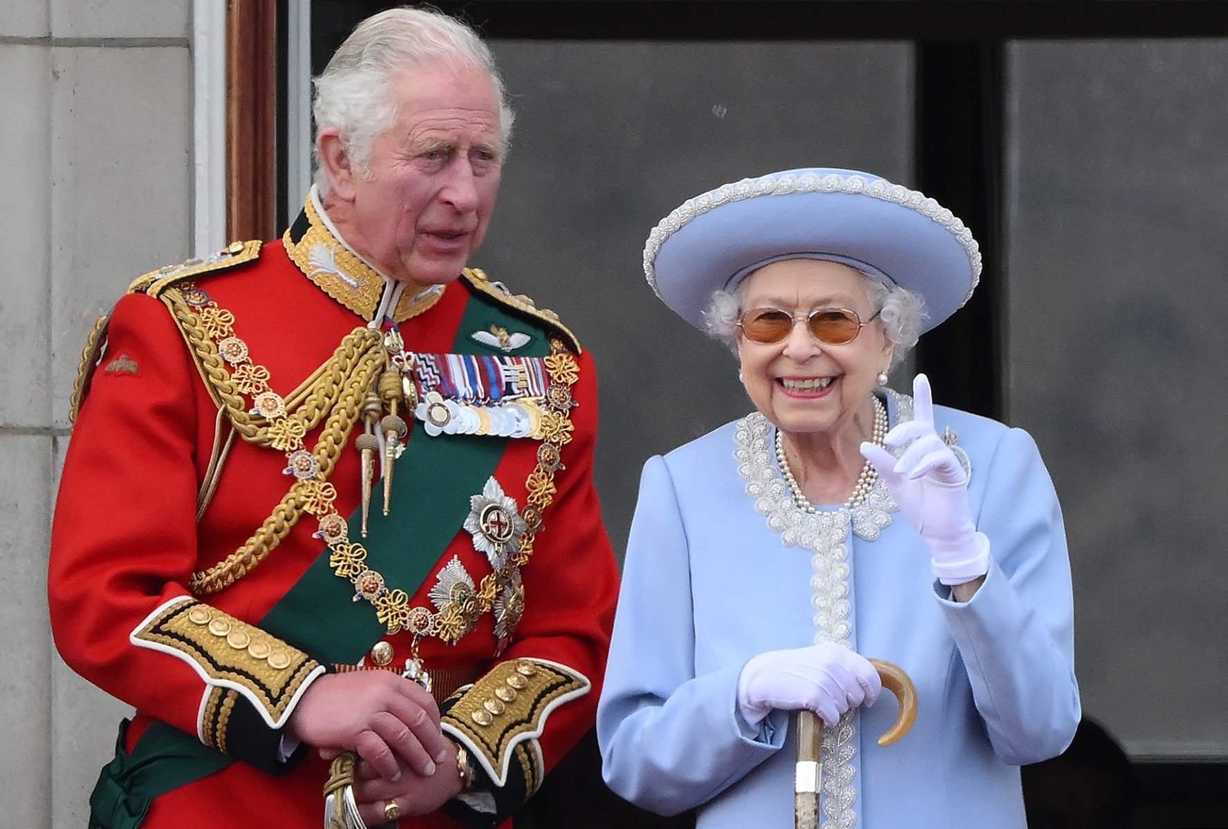 «La reine!» Devant Buckingham Palace, des Britanniques en liesse pour Elizabeth II