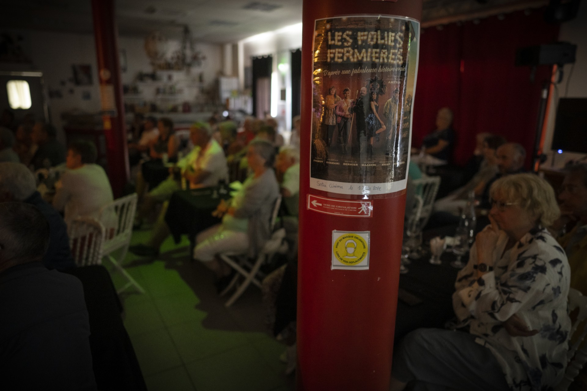 Les Folies fermières, la vie de strass et de paille d'un agriculteur en France