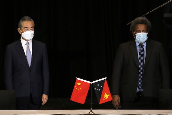 Le ministre chinois des Affaires étrangères Wang Yi (à gauche) et son homologue de Papouasie-Nouvelle-Guinée Soroi Marepo Eoe assistent à une cérémonie de signature d'accords entre les deux pays à Port Moresby le 3 juin 2022. (AFP)