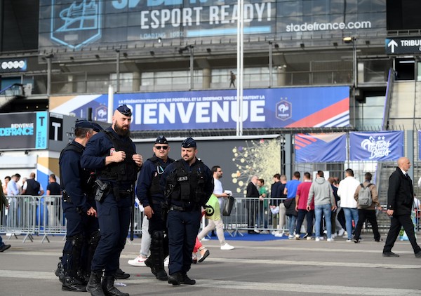 Policiers devant le Stade de France à Saint-Denis, au nord de Paris, le 3 juin 2022 avant le match de football de l'UEFA Nations League opposant la France et le Danemark. (AFP)