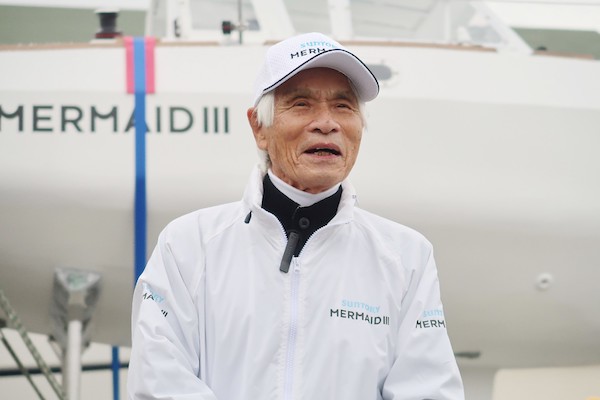 Sur cette photo prise le 24 janvier 2022, le marin et aventurier japonais Kenichi Horie s'adresse aux médias devant son yacht avant de partir pour les États-Unis, à Nishinomiya de la préfecture de Hyogo. (JIJI PRESS / AFP/ JAPAN OUT)