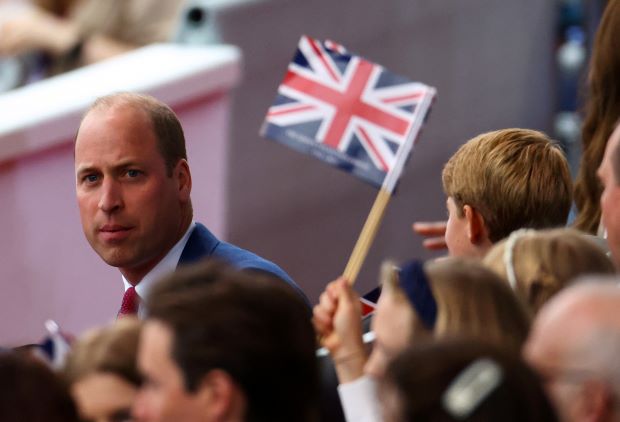 A Londres, le prince William vu en train de vendre le magazine des sans-abri