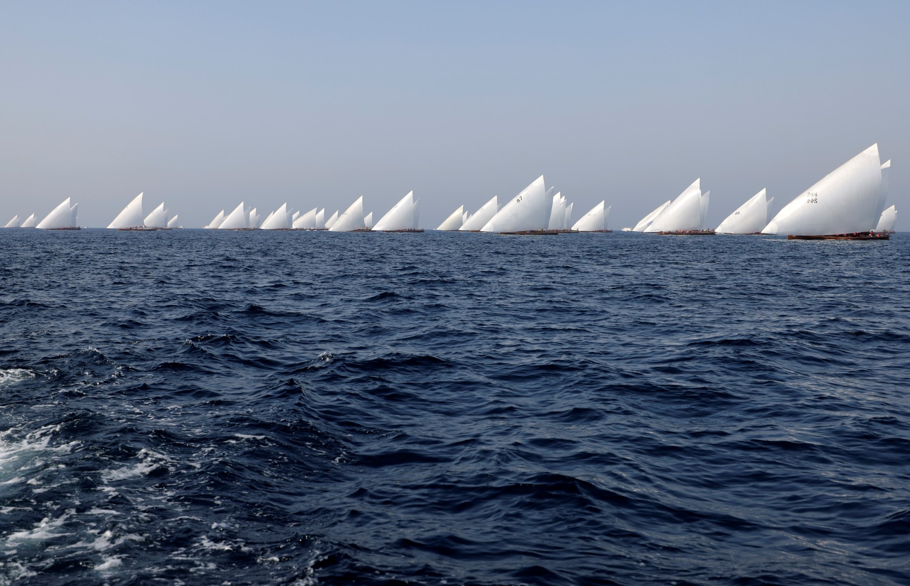 Loin des gratte-ciel de Dubaï, les amoureux de la mer mettent les voiles