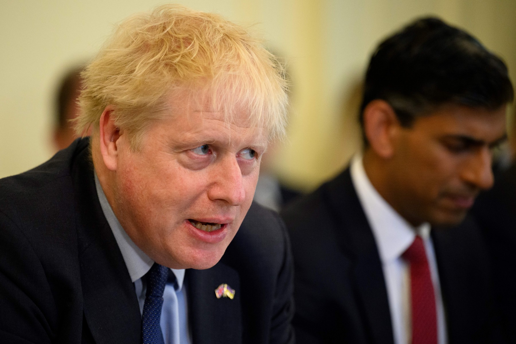 Après la fronde, Boris Johnson promet des mesures face au coût de la vie