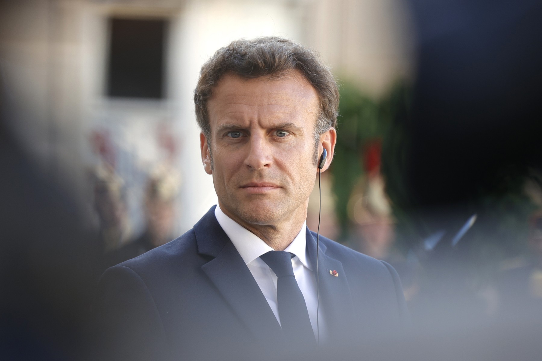 Législatives en France : Macron en campagne face à la gauche