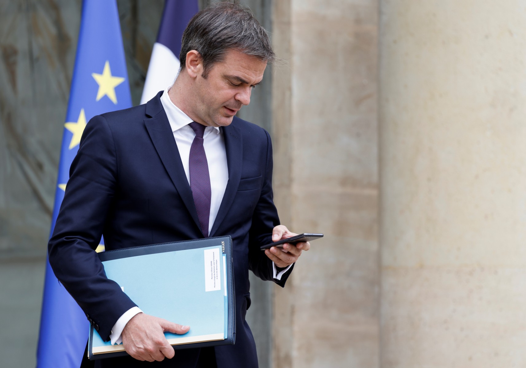 Débat législatives: Véran sous les tirs croisés de la gauche et de la droite