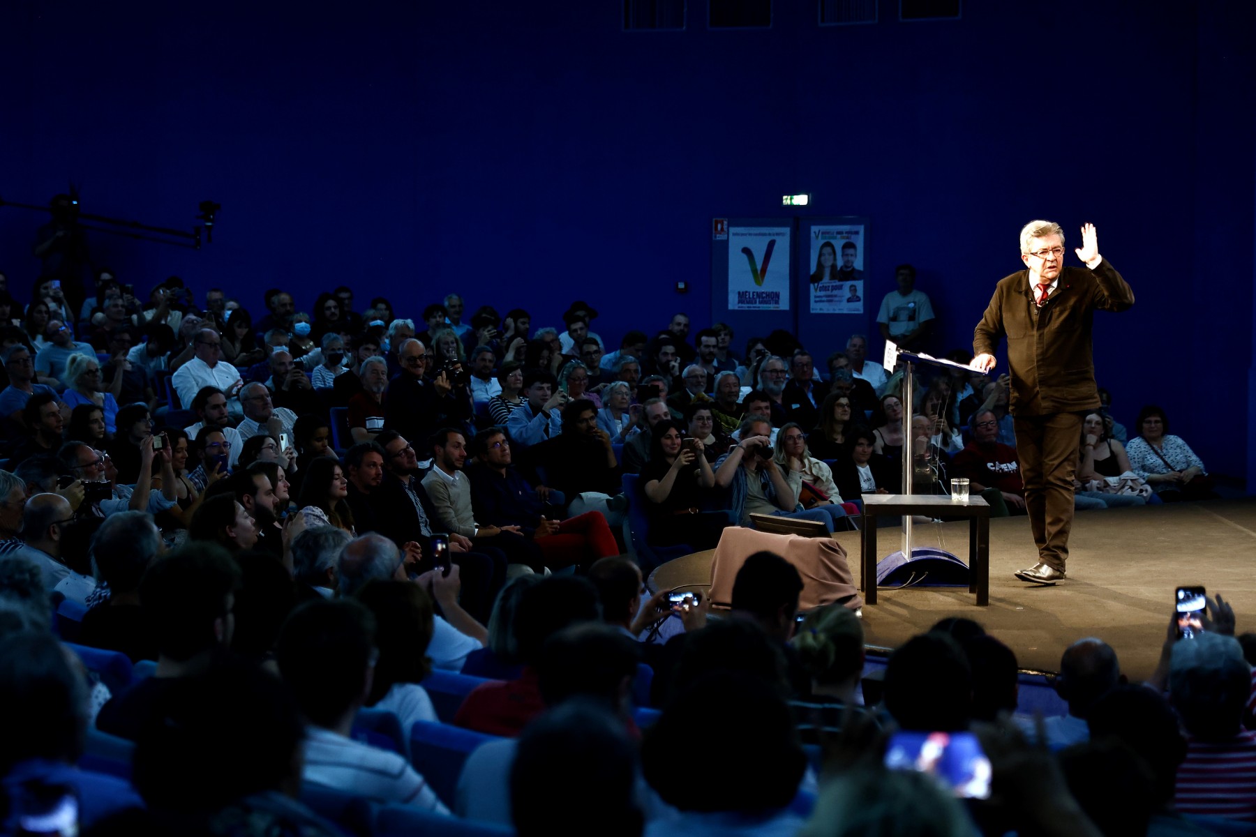 Législatives: la Nupes devant les macronistes en intentions de vote, incertitude sur la majorité absolue