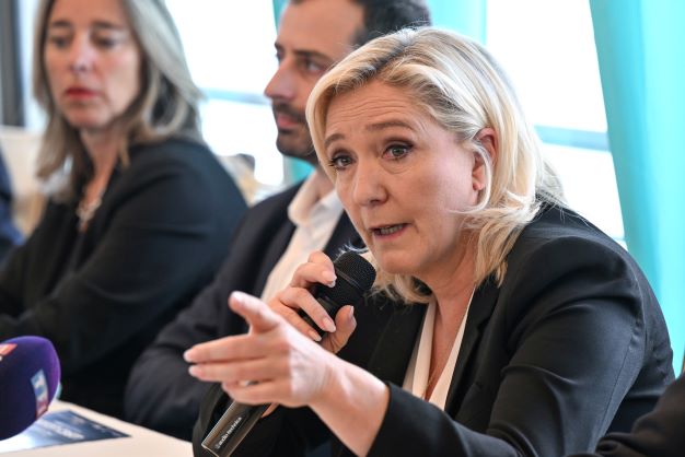 Législatives: Marine Le Pen peine à se faire entendre