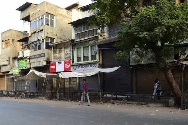 Un homme passe devant des magasins fermés pour protester contre les remarques de l'ancienne porte-parole du Bharatiya Janata Party Nupur Sharma sur le prophète Mahomet, à Ahmedabad le 10 juin 2022. (AFP)