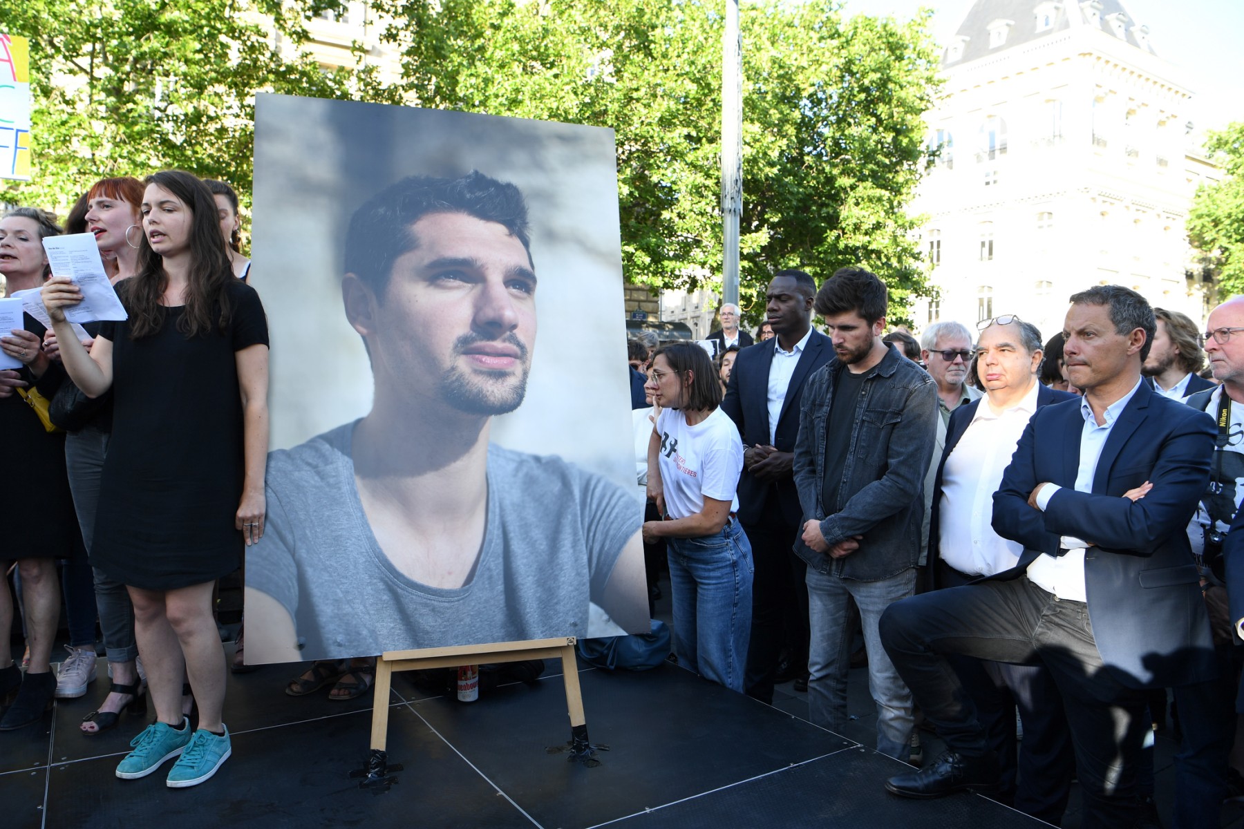 Hommage émouvant à Paris au journaliste français tué en Ukraine