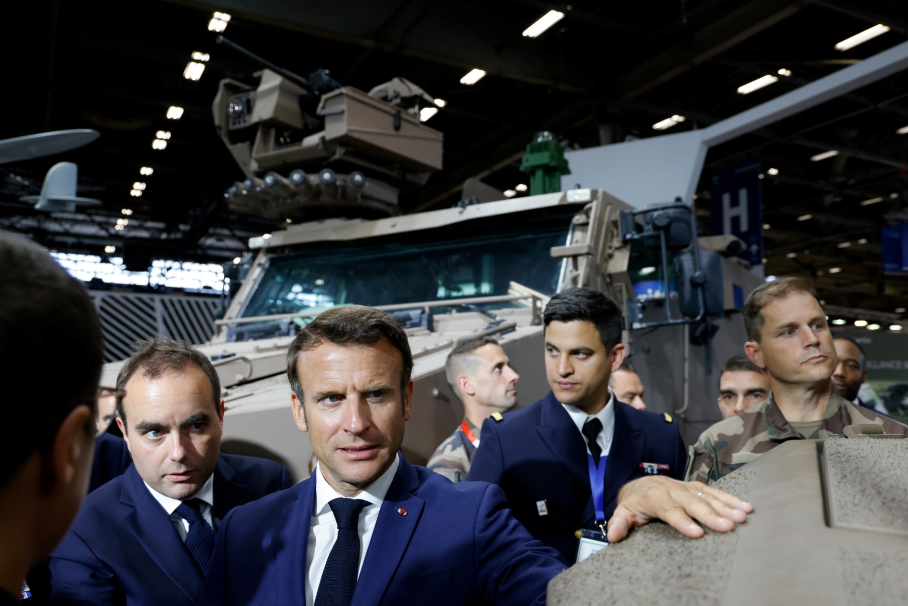 Bousculé par la gauche, le camp Macron en campagne en France pour conserver sa majorité absolue à l'Assemblée