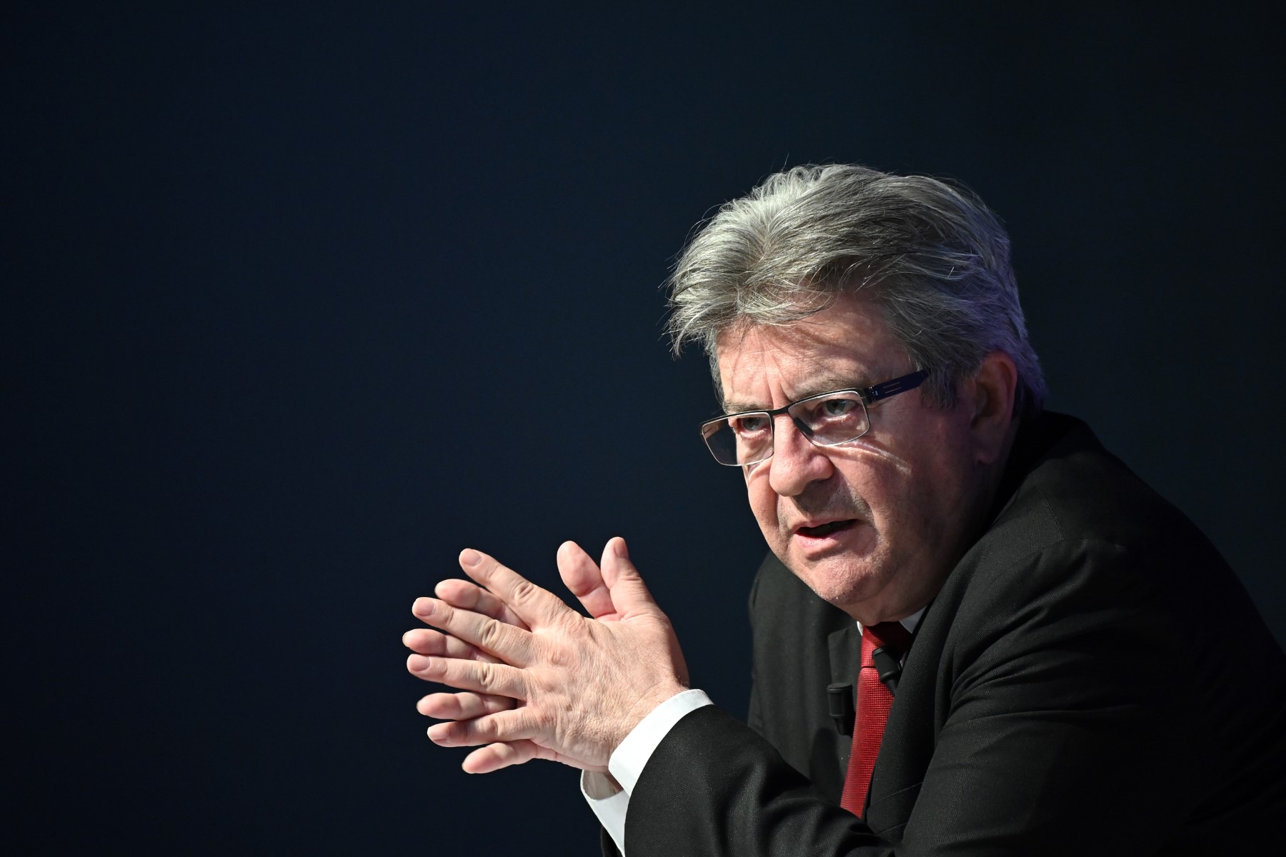 La «stabilité est chez nous», promet Mélenchon contre les «surenchères» macronistes