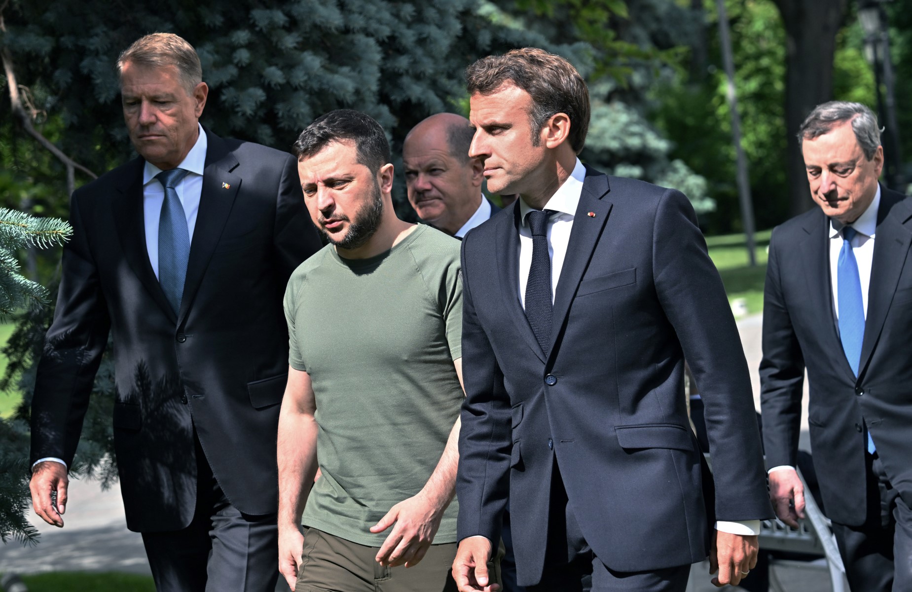 Législatives: les candidats tous azimuts pour le dernier jour de campagne