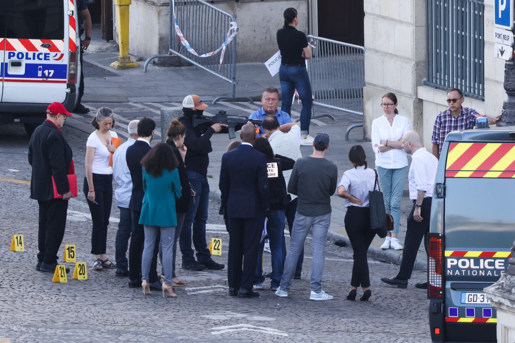 Tués sur le Pont-Neuf: début d'une reconstitution sur les lieux du drame