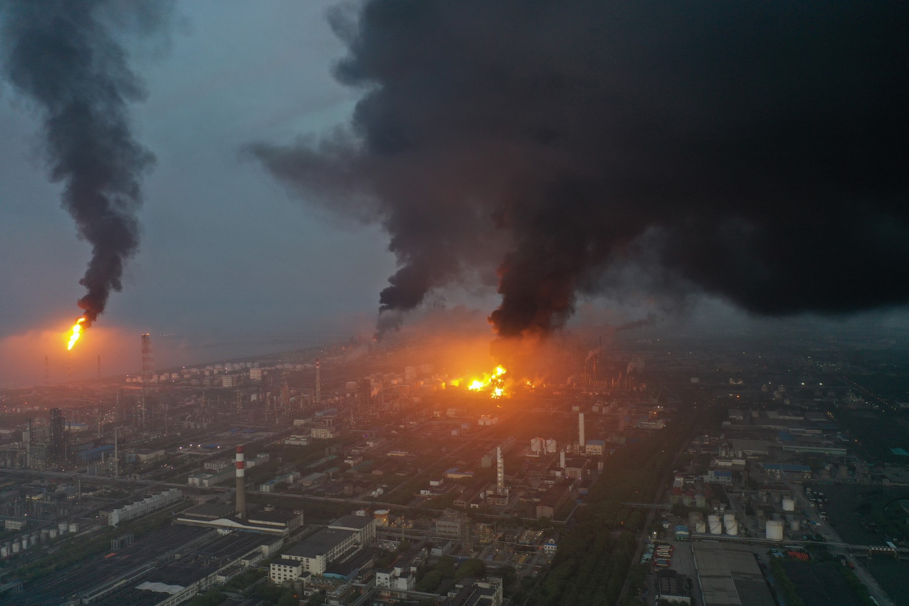 Au moins un mort dans l'incendie d'une usine chimique à Shanghai