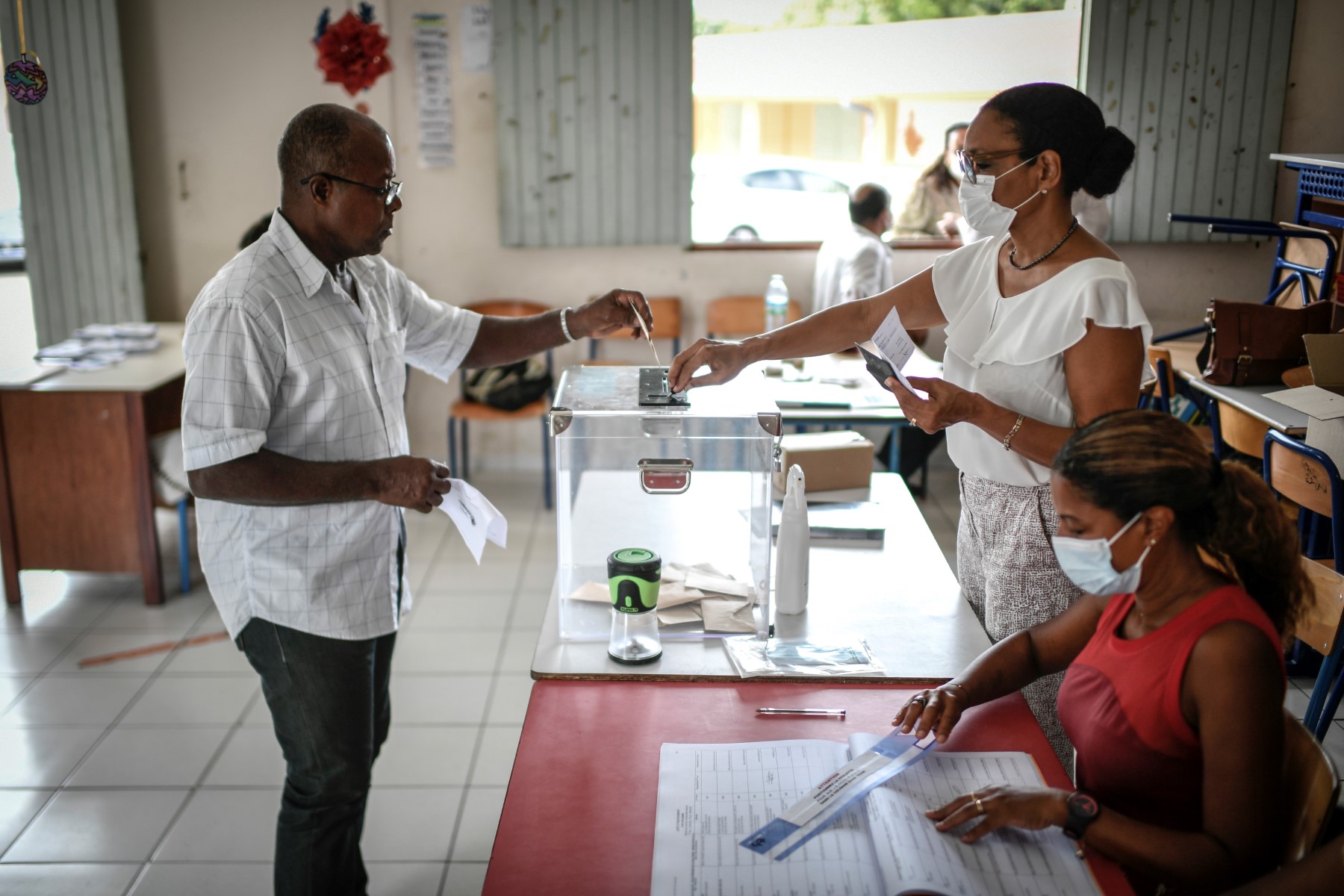 Jour J pour les législatives, la secrétaire d'Etat Justine Benin battue en Guadeloupe