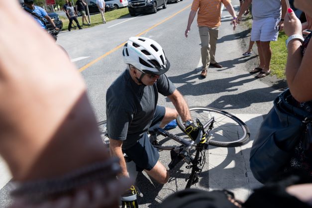 Biden tombe de vélo, mais se relève rapidement et assure aller « bien»