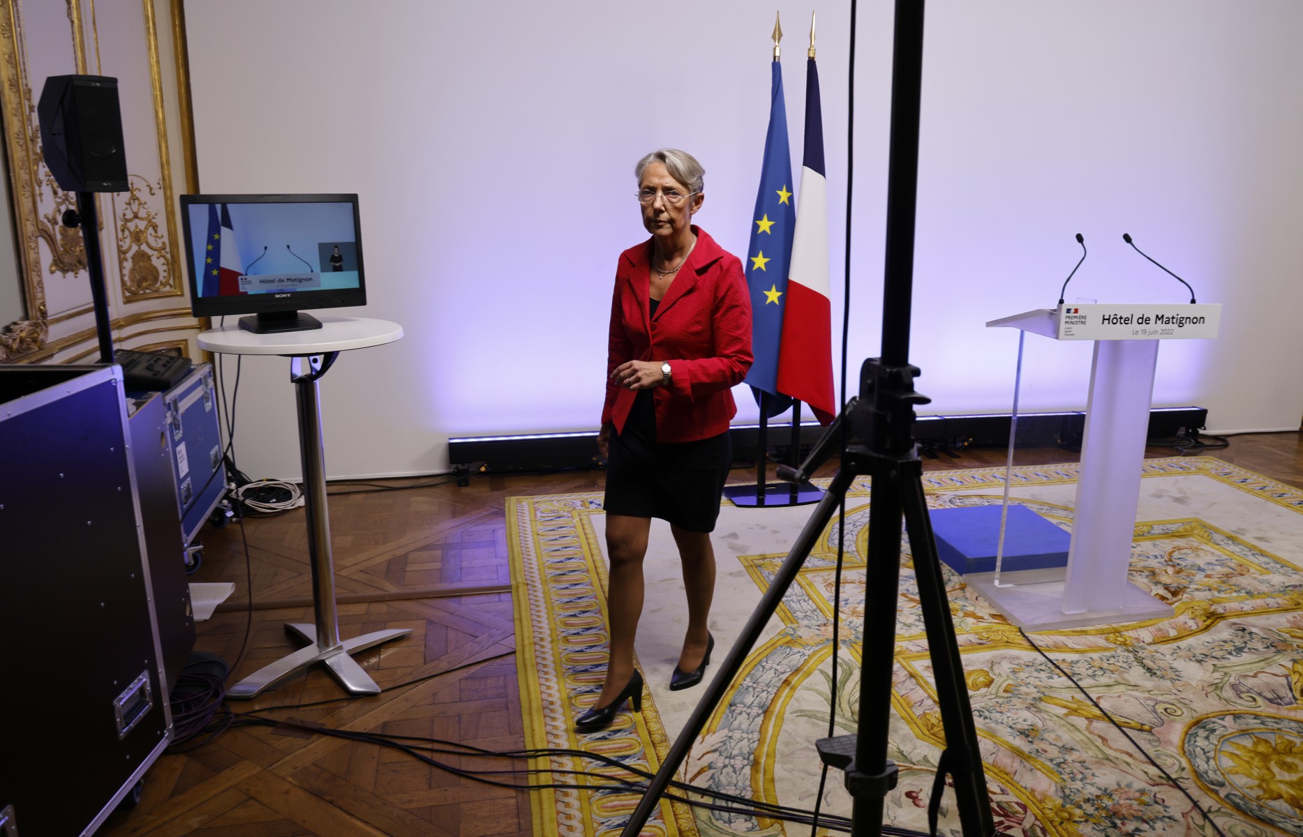 France: la Première ministre a remis sa démission à Macron, qui l'a refusée