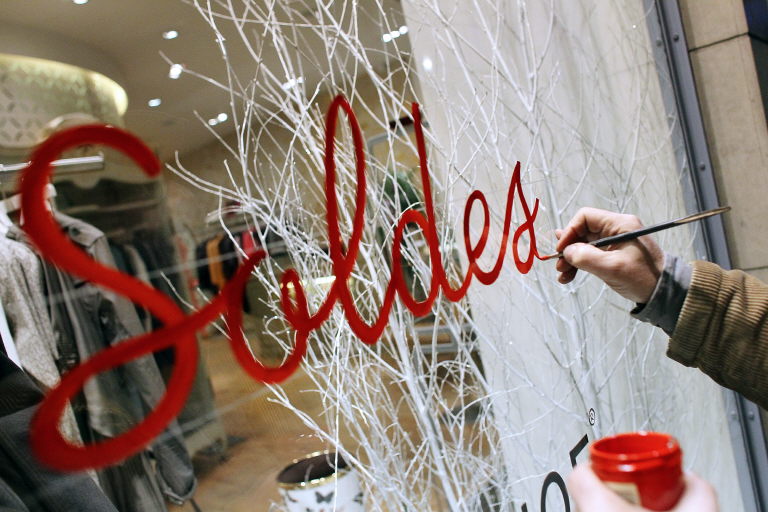Coup d'envoi des soldes d'été en France, dans un contexte incertain
