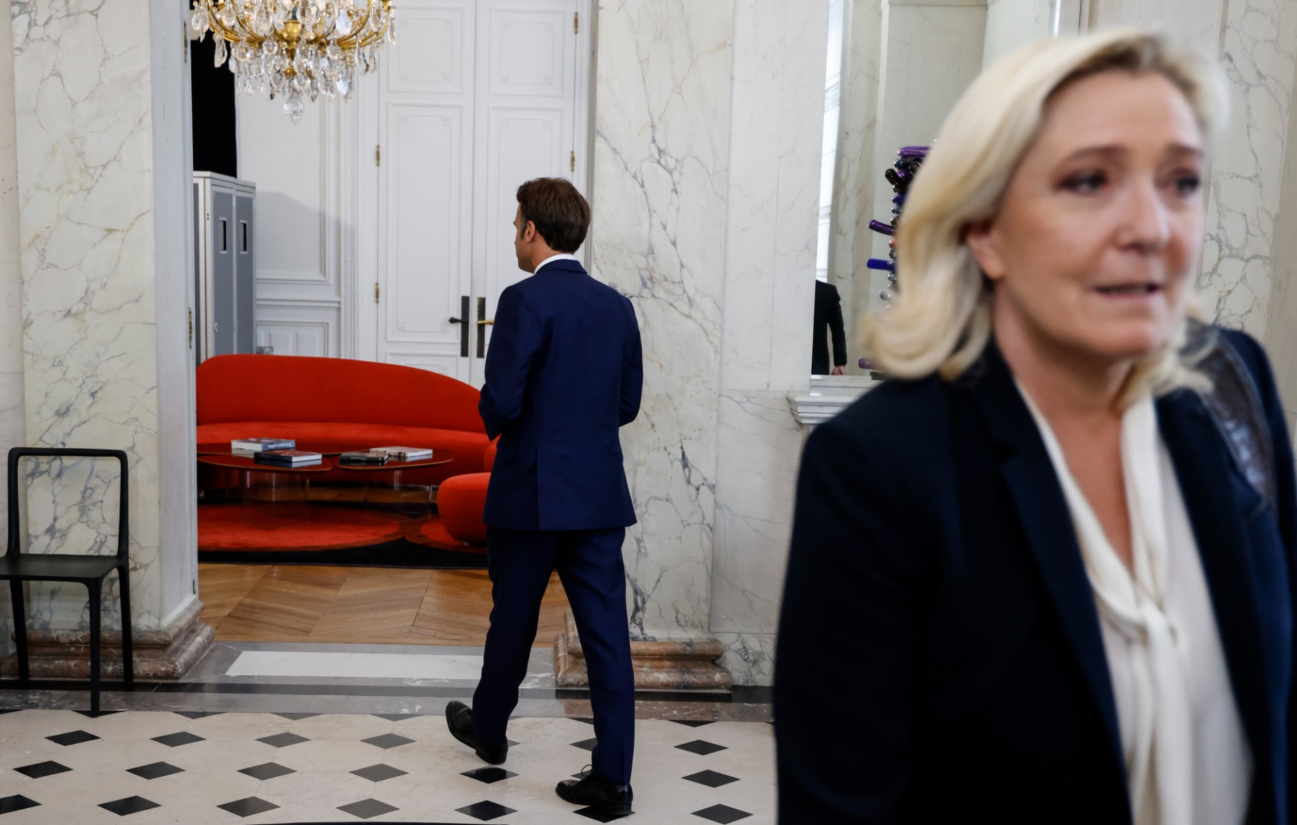 Macron face au casse-tête de la sortie de crise politique