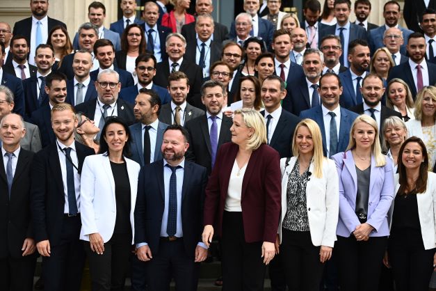 Cravatés, les députés RN affichent leur « sérieux» au Palais-Bourbon